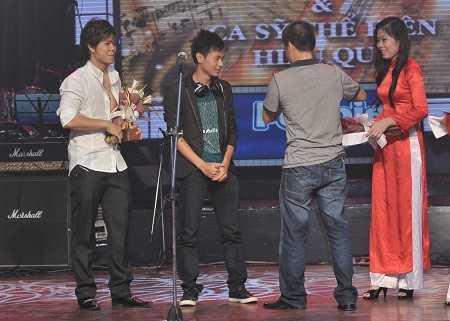 Đinh Mạnh Ninh và Dương Cầm nhận Giải Ca sĩ thể hiện hiệu quả và Nhạc sĩ hòa âm phối khí hiệu quả